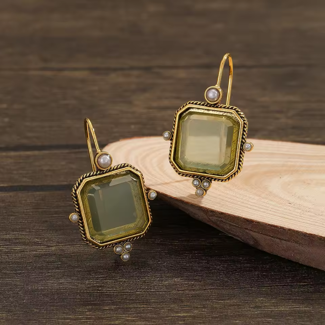 Martha | Vintage Earrings with Green Stone and Pearl